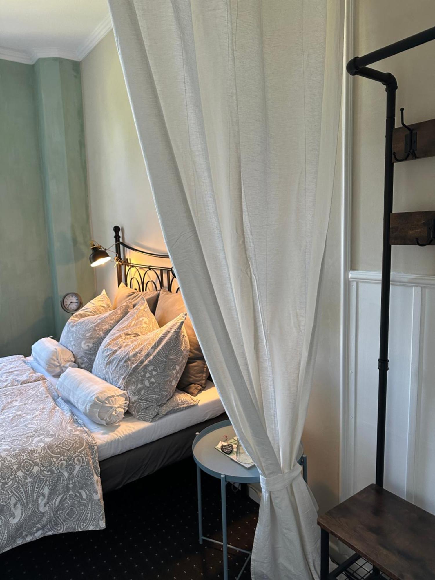 Altes Pastorat Bed & Breakfast Barmstedt Bagian luar foto