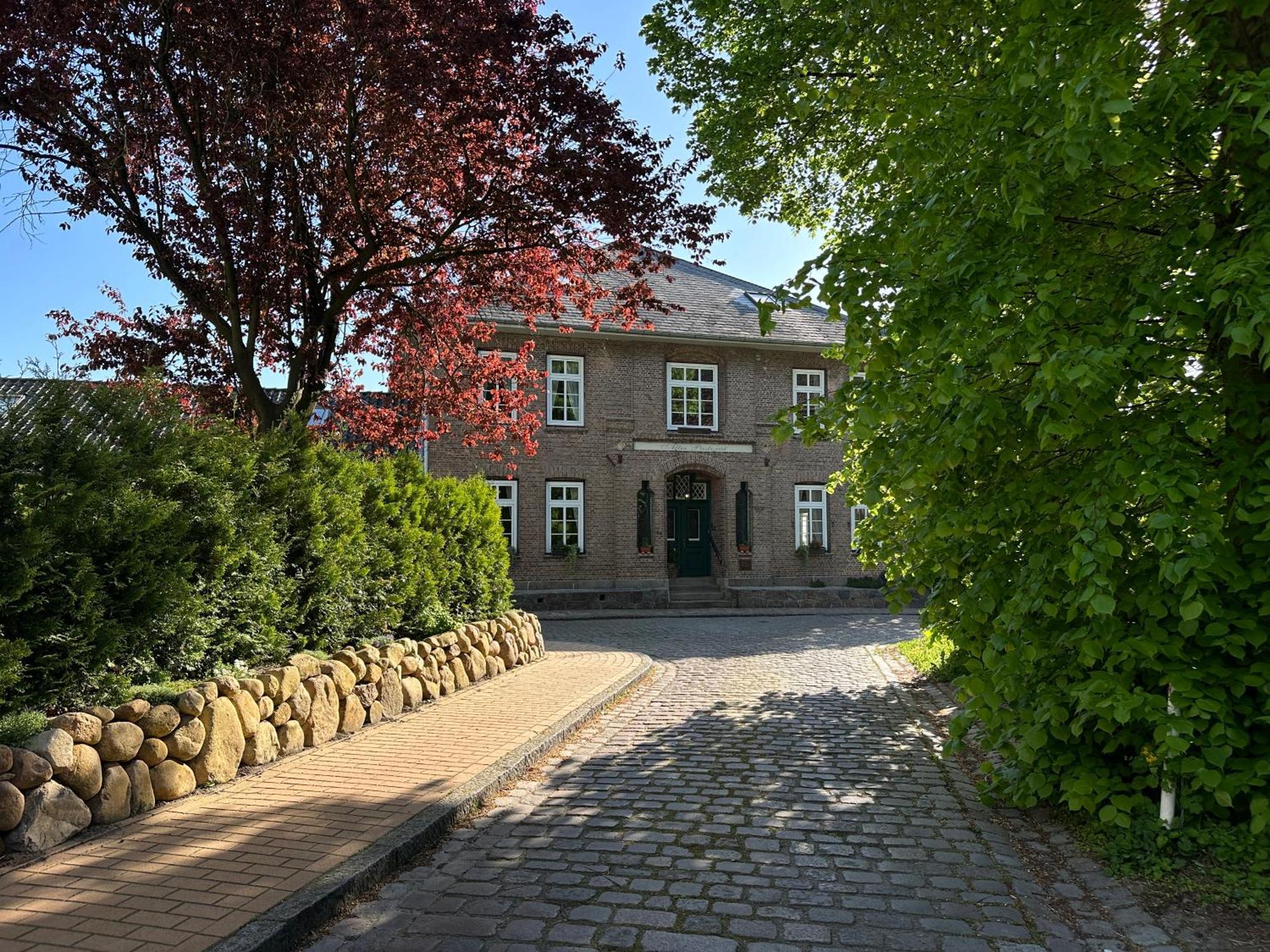 Altes Pastorat Bed & Breakfast Barmstedt Bagian luar foto